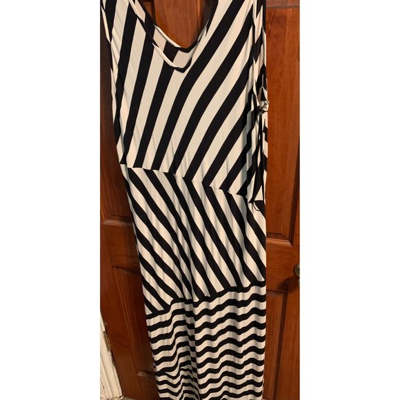 Dress Lane Bryant Black & White Striped Sleeveless V-Neck Maxi Dress 22/24 - Picture 3 of 4